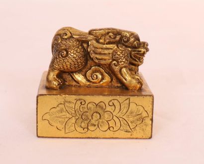 null GOLDEN BRONZE "DOG OF FO" GOLDEN DOG CACHET with square section engraved on...