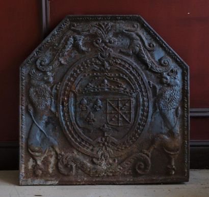 null PLAQUE DE CHEMINEE EN FONTE DE FER

à décor des armes de France et de Navarre...