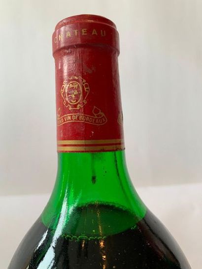 null 3 MAGMUNS "CHÂTEAU LARRIVAUX" Haut Médoc- 1988

Niveau bas épaule