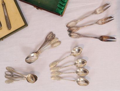 null 12 CAKE FORKS WITH LAUREL DECORATION, A CANDY SET AND 12 SILVER METAL TEASPOONS

2...