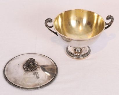 null COVERED CUP ON A SILVER STAND

Edge decorated with water leaves, lateral handles...