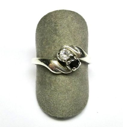 null Silver ring set with a round sapphire and a zirconium oxide. PB 2.3 g.. TDD...