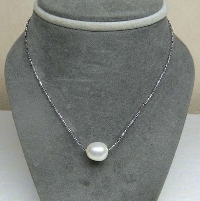 null A natural cultured pearl pendant diameter 11 mm approximately on its silver...