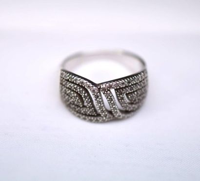 null Silver ring decorated with lines of zirconium oxides. Ag 4.65 g TDD 54