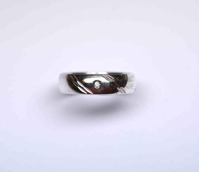 null Silver ring 4 lilies centered of a modern round brilliant cut diamond of beautiful...