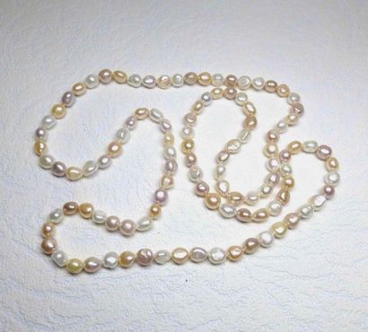 null A very original long necklace made of multicoloured natural cultured pearls...