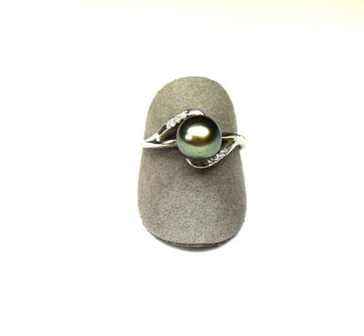 null Silver ring centered with a natural Tahitian pearl diameter 7.5-8 mm. PB 2,59...