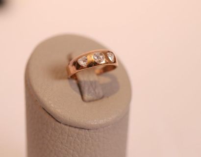 null 18 karat yellow gold ring set with three rose-cut diamonds

Pb: 3.71 g