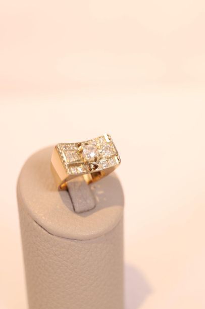 null Pretty Tank Ring in 18K Yellow Gold and Platinum

Set with a central diamond...