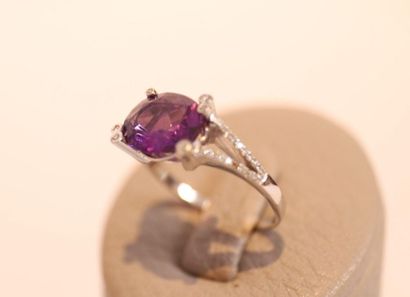 null 18 karat white gold ring set with a pretty amethyst and diamonds on the shoulder

A...