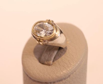 null Silver ring set with an important white stone

Pb: 8.4g