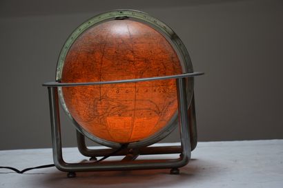 Jacques Adnet GLOBE TERRESTRE LUMINEUX DE Jaques ADNET (1900-1984)

En verre, Il...