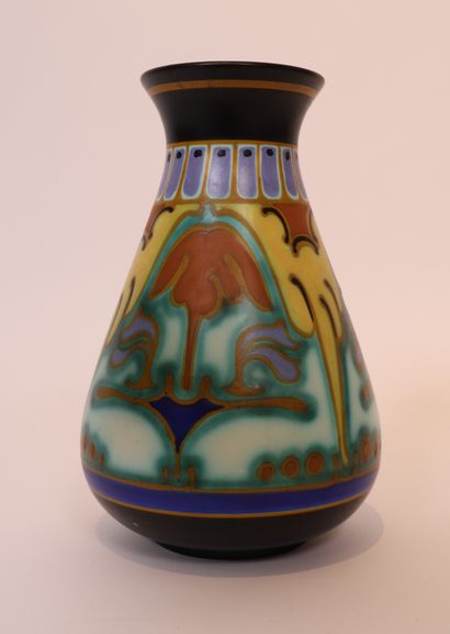 null VERY NICE ART DECO VASE IN CERAMIC WITH POLYCHROME DECORATION.

Signed "COREL",...