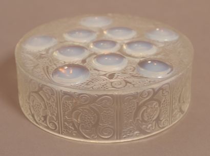 René LALIQUE Pretty MODEL BOX "ROGER" by René LALIQUE (1860-1945)

Opalescent glass....