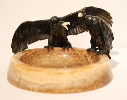 null VERY NICE ONYX BOWL TOPPED BY TWO VULTURES BY HENRI MOLINS. Signed on the edge.

Bronze...