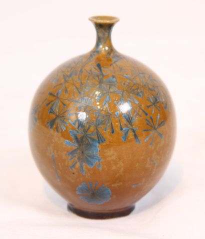 null SMALL BALL VASE IN IRIDESCENT CERAMICS

A brown glaze decorated with blue crystals....