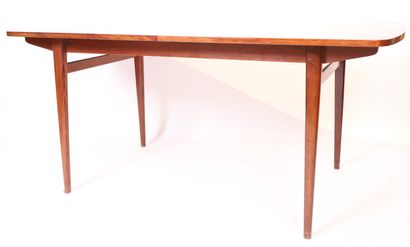 null TABLE DE SALLE A MANGER EN PALISSANDRE - TRAVAIL SCANDINAVE

Circa 1950/1960

74...