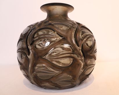 René LALIQUE BEAUTIFUL VASE "MODEL SEPHORA" OF René LALIQUE (1860-1945)

Grey glass...