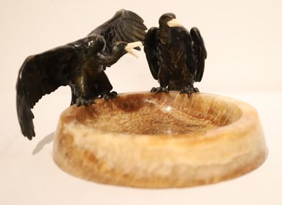 null VERY NICE ONYX BOWL TOPPED BY TWO VULTURES BY HENRI MOLINS. Signed on the edge.

Bronze...