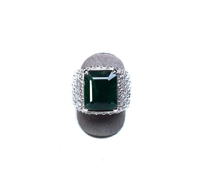 null White gold ring centered with a large emerald probably Colombia weighing 9,31...