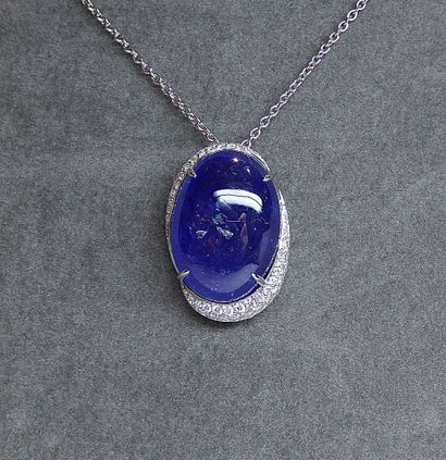 null White gold pendant holding a large oval cabochon tanzanite weighing 25.92 c,...