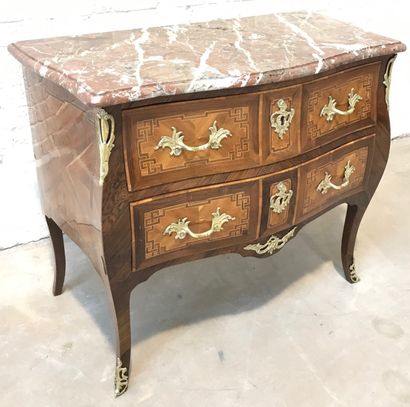 null JOLI PETITE COMMODE SAUTEUSE A FACADE GALBEE

En placage de bois de rose et...