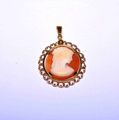 Yellow gold pendant with a cameo with a woman...