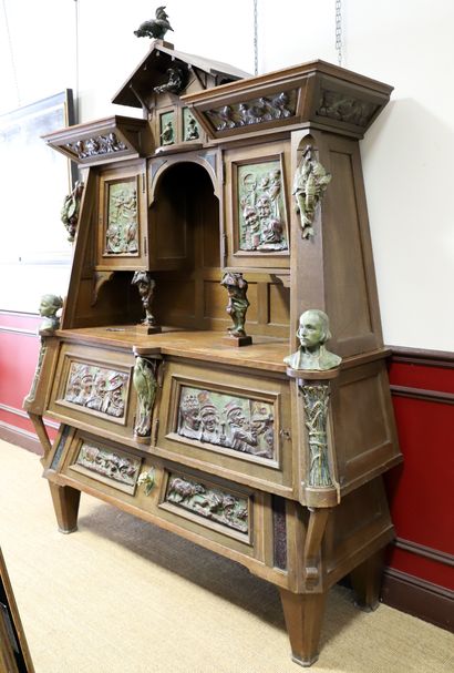 null 
VERY EXCEPTIONAL AND ORIGINAL SIDEBOARD TWO BODIES IN OAK MOULDING



Pyramidal...