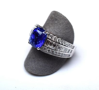 null Ring white gold in its center a Natural Oval Sapphire CEYLAN of an intense and...