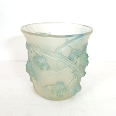 LALIQUE BEAUTIFUL VASE MODEL "MURES" OF RENE LALIQUE (1860-1945)

In slightly opalescent...
