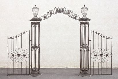 null VERY NICE ENTRANCE IN WROUGHT IRON OF ROSE GARDEN 

Condition of use.

Period...