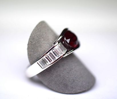 null Ring white gold centered in half closed of an oval ruby NOT HEATED probably...