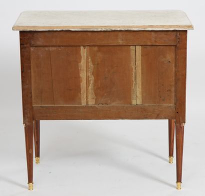 null PETITE COMMODE MARQUETEE LOUIS XVI

En marqueterie de bois de placage en frisage...