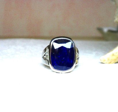 null White gold ring set with a large Sapphire probably Ceylon of beautiful color...