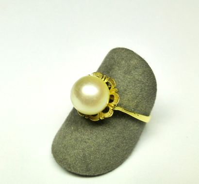 null Yellow gold ring set with a large natural cultured pearl of a very beautiful...
