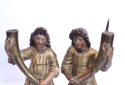 null PAIRE DE PIQUES-CIERGES "ANGES" D'EPOQUE XVIIEME. 

Statuettes en bois polychrome...