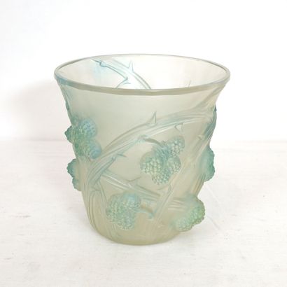 LALIQUE BEAUTIFUL VASE MODEL "MURES" OF RENE LALIQUE (1860-1945)

In slightly opalescent...