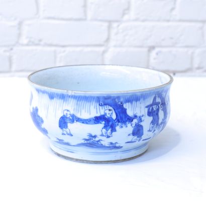 null SMALL BLUE AND WHITE PORCELAIN BASIN 

The exterior decorated with a luohan...