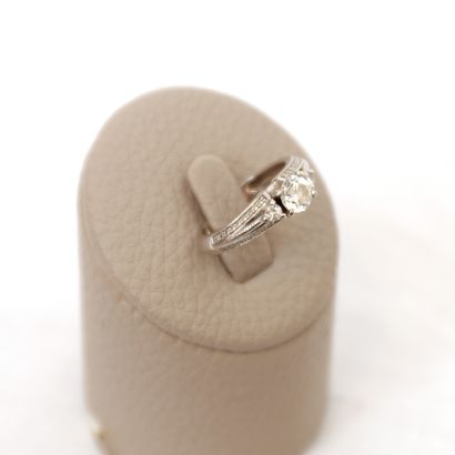 null RARE BAGUE SOLITAIRE EN PLATINE SURMONTEE D'UN DIAMANT taille brillant de 0,70...