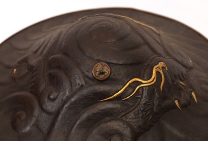  JINGASA (casque de samouraï) en fer partiellement doré 
A décor d’un dragon évoluant...