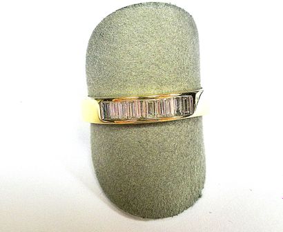 Yellow gold wedding ring set with baguette...
