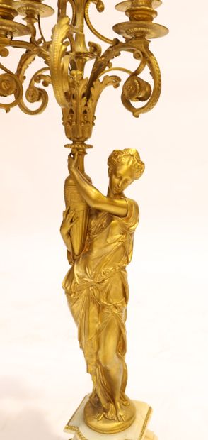 null PAIRE DE CANDÉLABRES À SIX LUMIÈRES en bronze doré à décor de vestales tenant...