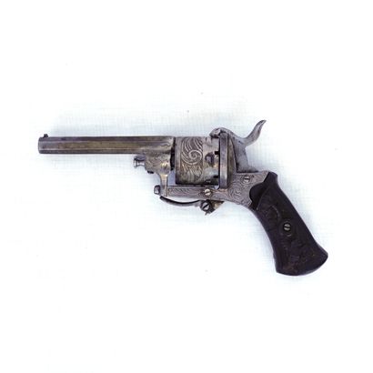 null REVOLVER À BROCHE SYSTÈME LEFAUCHEUX

6 coups, calibre 7mm à broche.

Canon...