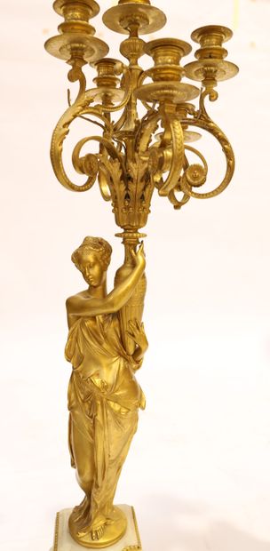 null PAIRE DE CANDÉLABRES À SIX LUMIÈRES en bronze doré à décor de vestales tenant...