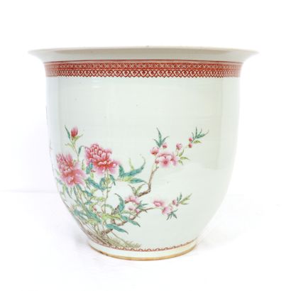 GUANGXU JARDINIÈRE ÉPOQUE GUANGXU en porcelaine décorée de pivoines

Chine fin XIXème...