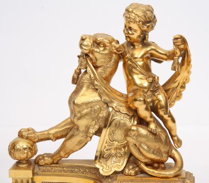 null PAIRE DE CHENETS "ANGELOT À LA LIONNE" XIXè

En bronze doré et ciselé représentant...