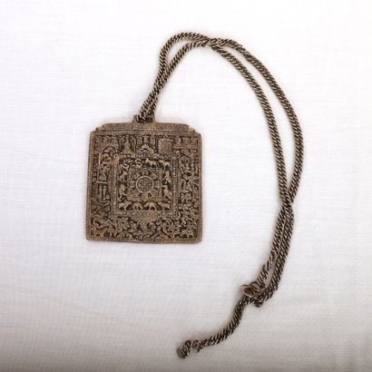 null PLAQUE PENDENTIF AVEC CHAINE 

Asie du sud-est, XXe



8,5 x 9,5 cm

L chaine...