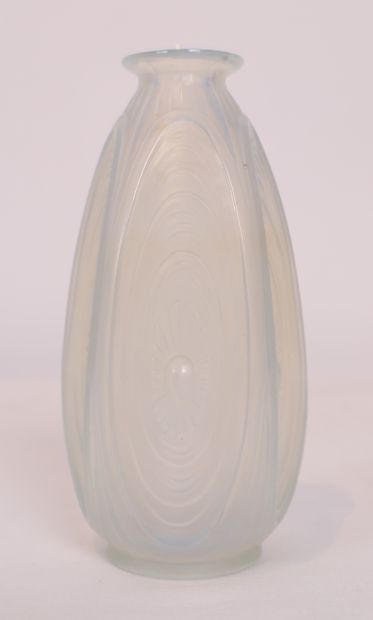 null NICE LITTLE PIRIFORM VASE CALLED "AUX ALVEOLES" BY SABINO

In opalescent molded...