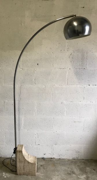 null ALUMINIUM LAMP ON A TRAVERTINE BASE

Circa 1970

220 x 100 cm