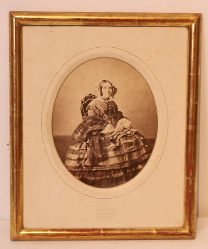 null PORTRAIT PHOTOGRAPHIQUE À VUE OVALE D'UNE ÉLÉGANTE par Ferdinand MULNIER (act.1817-1890)...